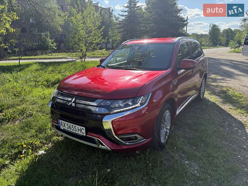 Внедорожник / Кроссовер Mitsubishi Outlander 2020 в 
