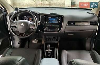 Внедорожник / Кроссовер Mitsubishi Outlander 2017 в 