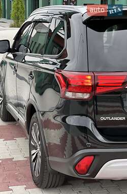 Внедорожник / Кроссовер Mitsubishi Outlander 2021 в 