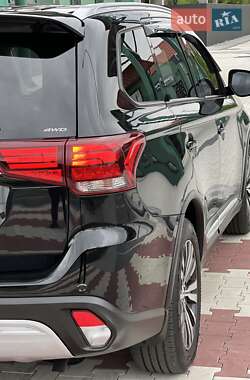 Внедорожник / Кроссовер Mitsubishi Outlander 2021 в 
