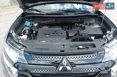 Внедорожник / Кроссовер Mitsubishi Outlander 2018 в 