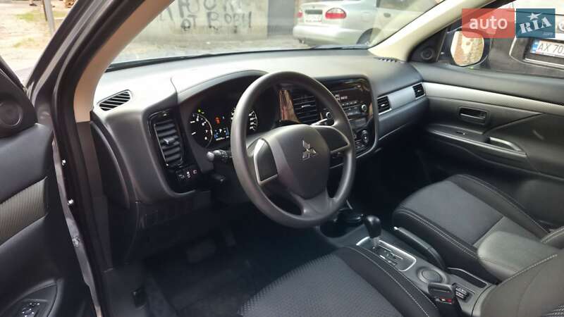 Позашляховик / Кросовер Mitsubishi Outlander 2016 в Харкові