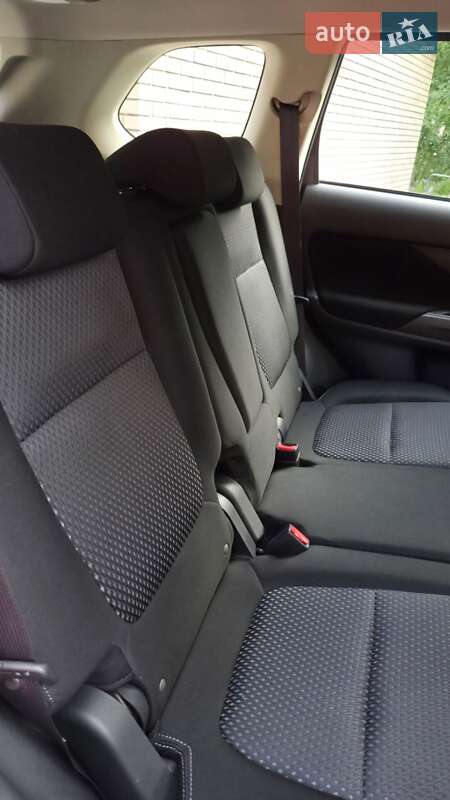 Позашляховик / Кросовер Mitsubishi Outlander 2016 в Харкові