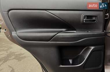 Позашляховик / Кросовер Mitsubishi Outlander 2015 в 