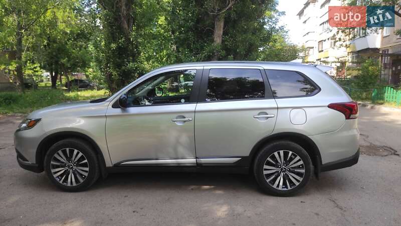 Внедорожник / Кроссовер Mitsubishi Outlander 2019 в 