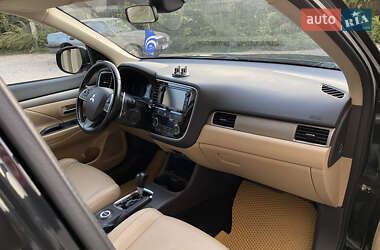 Позашляховик / Кросовер Mitsubishi Outlander 2013 в 