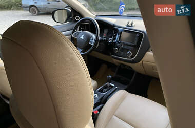 Позашляховик / Кросовер Mitsubishi Outlander 2013 в 