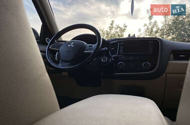 Позашляховик / Кросовер Mitsubishi Outlander 2013 в 