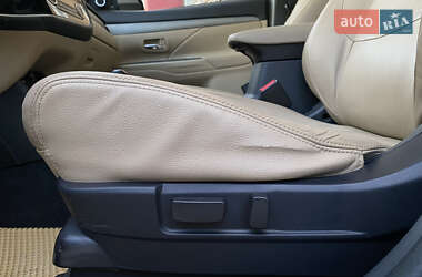 Позашляховик / Кросовер Mitsubishi Outlander 2013 в 