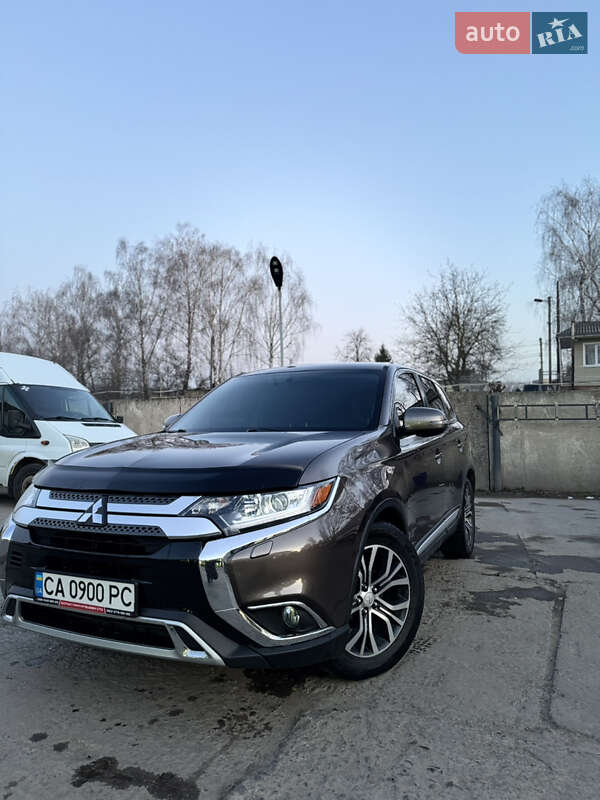 Внедорожник / Кроссовер Mitsubishi Outlander 2019 в 