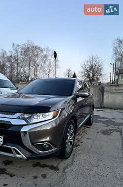 Внедорожник / Кроссовер Mitsubishi Outlander 2019 в 