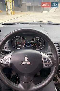 Внедорожник / Кроссовер Mitsubishi Outlander 2011 в 