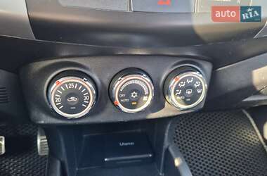 Внедорожник / Кроссовер Mitsubishi Outlander 2010 в 