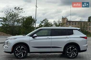 Позашляховик / Кросовер Mitsubishi Outlander 2022 в 
