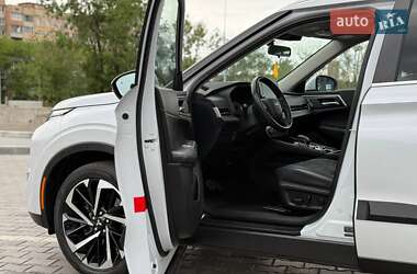 Позашляховик / Кросовер Mitsubishi Outlander 2022 в 