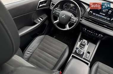 Позашляховик / Кросовер Mitsubishi Outlander 2022 в 