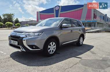 Позашляховик / Кросовер Mitsubishi Outlander 2021 в 