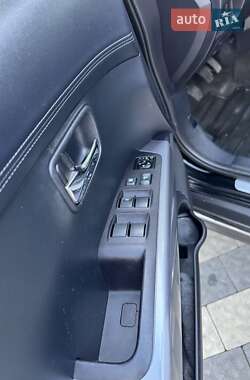 Внедорожник / Кроссовер Mitsubishi Outlander 2012 в 