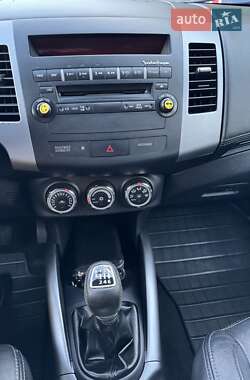 Внедорожник / Кроссовер Mitsubishi Outlander 2012 в 