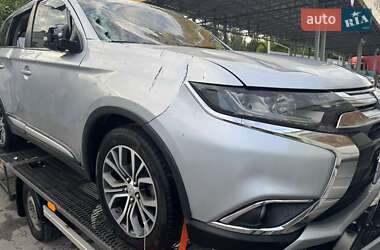 Позашляховик / Кросовер Mitsubishi Outlander 2016 в Києві
