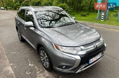 Внедорожник / Кроссовер Mitsubishi Outlander 2018 в 