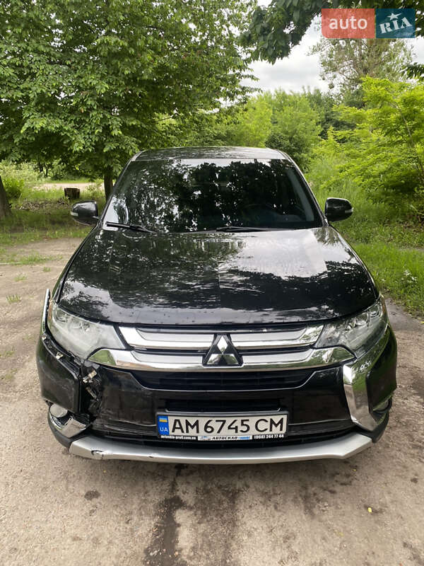Позашляховик / Кросовер Mitsubishi Outlander 2016 в Озерному