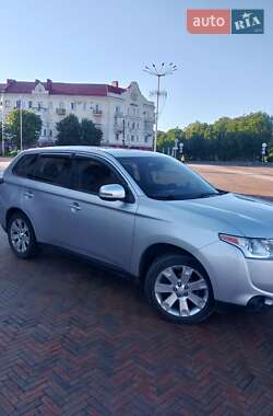 Позашляховик / Кросовер Mitsubishi Outlander 2013 в 