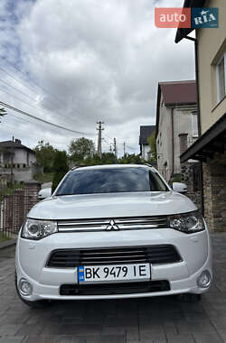 Внедорожник / Кроссовер Mitsubishi Outlander 2014 в Ровно