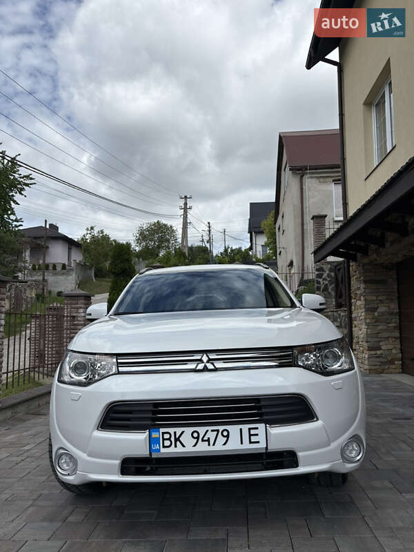 Внедорожник / Кроссовер Mitsubishi Outlander 2014 в 
