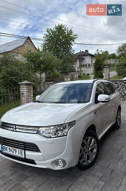Внедорожник / Кроссовер Mitsubishi Outlander 2014 в 