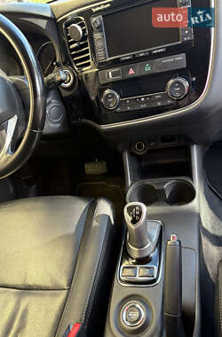 Внедорожник / Кроссовер Mitsubishi Outlander 2014 в 