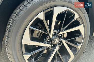 Позашляховик / Кросовер Mitsubishi Outlander 2021 в 