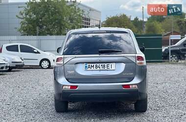 Внедорожник / Кроссовер Mitsubishi Outlander 2013 в 
