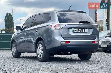 Внедорожник / Кроссовер Mitsubishi Outlander 2013 в 