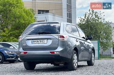 Внедорожник / Кроссовер Mitsubishi Outlander 2013 в 
