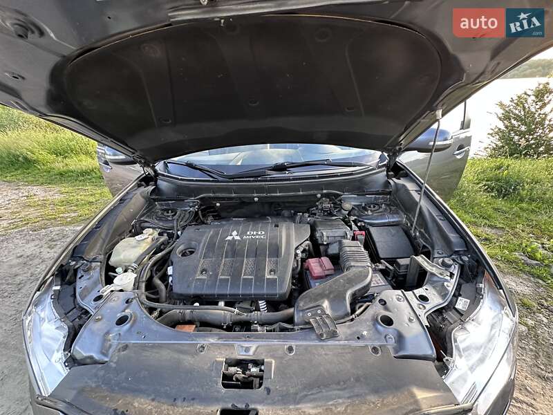 Внедорожник / Кроссовер Mitsubishi Outlander 2012 в Хмельницком