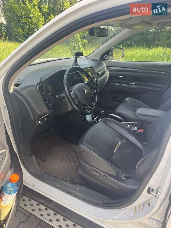 Внедорожник / Кроссовер Mitsubishi Outlander 2015 в Ужгороде