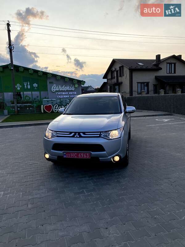 Позашляховик / Кросовер Mitsubishi Outlander 2014 в Вараші