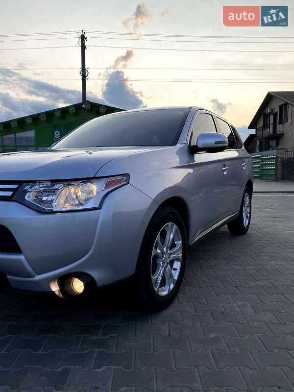 Позашляховик / Кросовер Mitsubishi Outlander 2014 в Вараші