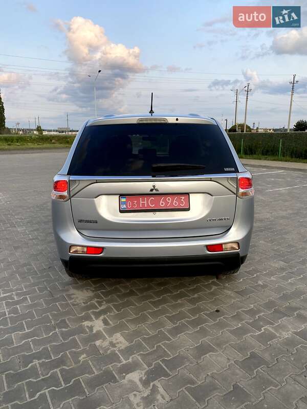 Позашляховик / Кросовер Mitsubishi Outlander 2014 в Вараші