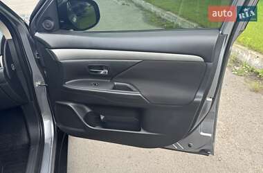 Позашляховик / Кросовер Mitsubishi Outlander 2017 в 