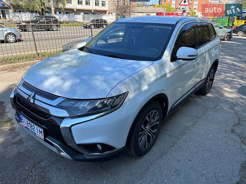 Позашляховик / Кросовер Mitsubishi Outlander 2017 в 