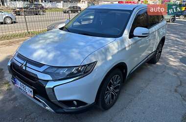 Позашляховик / Кросовер Mitsubishi Outlander 2017 в 