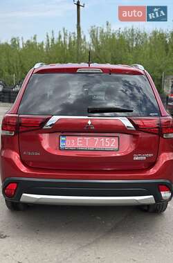 Внедорожник / Кроссовер Mitsubishi Outlander 2016 в 