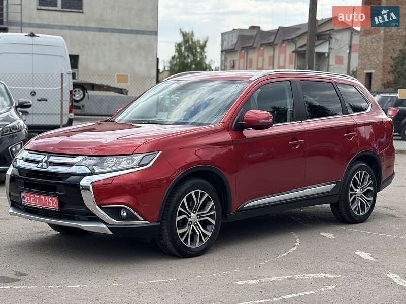 Внедорожник / Кроссовер Mitsubishi Outlander 2016 в 