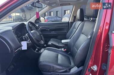 Внедорожник / Кроссовер Mitsubishi Outlander 2016 в 