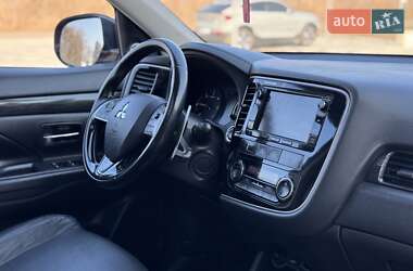Внедорожник / Кроссовер Mitsubishi Outlander 2016 в 