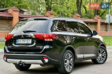 Внедорожник / Кроссовер Mitsubishi Outlander 2016 в 