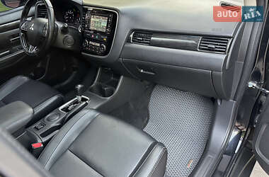 Внедорожник / Кроссовер Mitsubishi Outlander 2016 в 