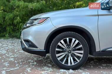 Внедорожник / Кроссовер Mitsubishi Outlander 2019 в 